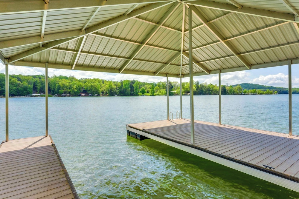 February Perks! Couples Getaway in Hayesville