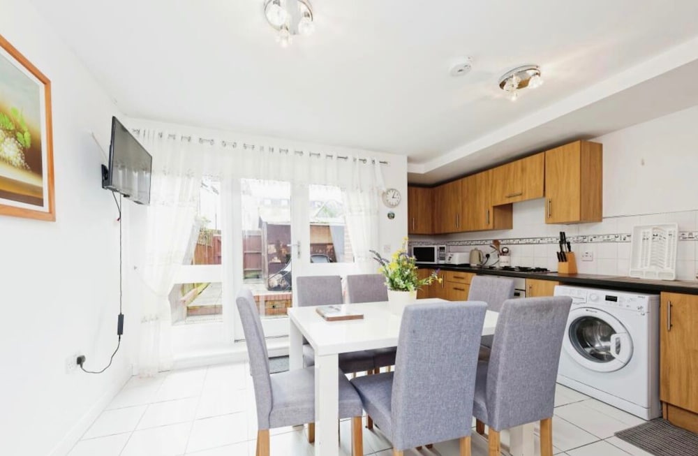 Beautiful Family Town Home With Private Parking