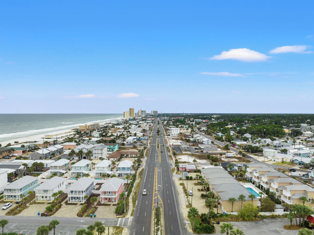 Escape to Sand Dollar Holler: Coastal Retreat, 3 Beds, 2.5 Baths, Sleeps 10!