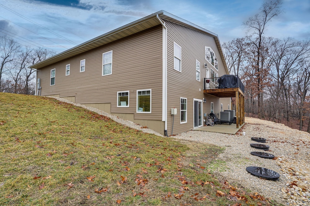 Lake Ozark Apartment w/ Balcony < 1 Mi to Water!
