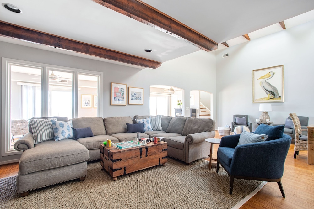 Lighthouse by Avantstay Beachfront View Home w Pool Table Ping Pong