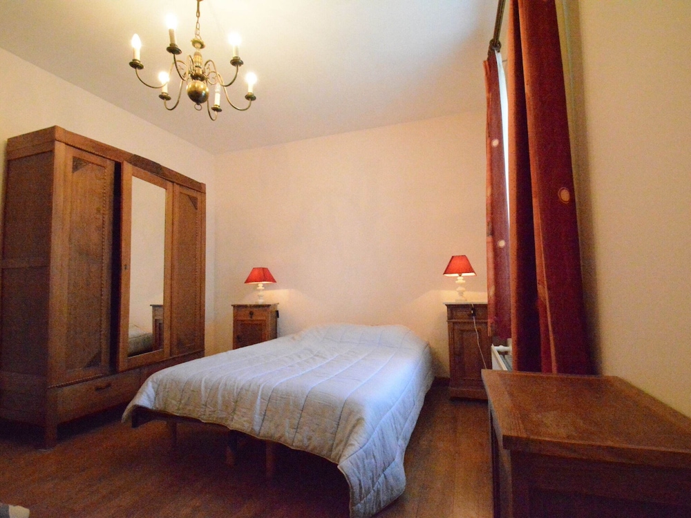 Vintage Home With Pets view 3