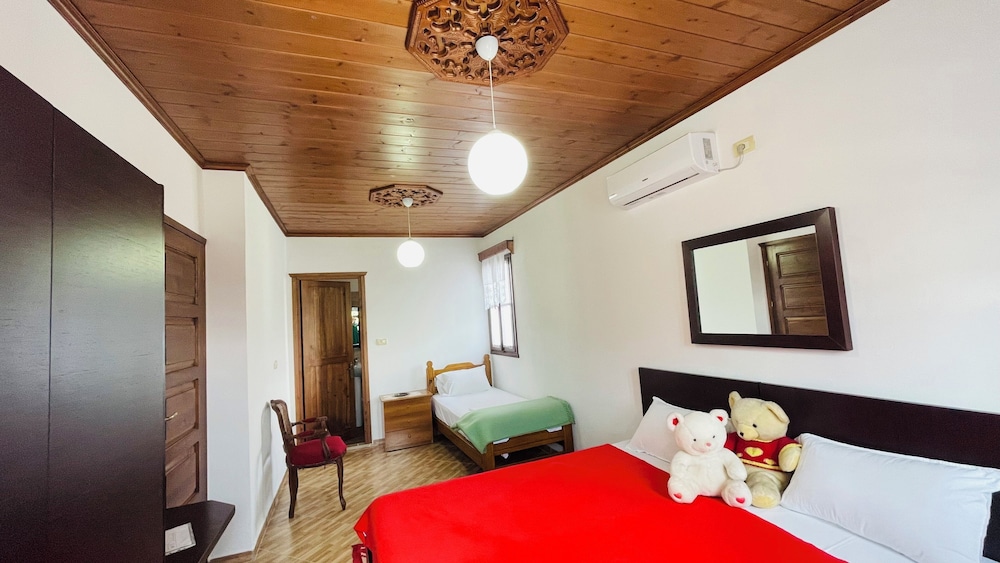 Denis - Private Rooms Guesthouse Gjirokastra
