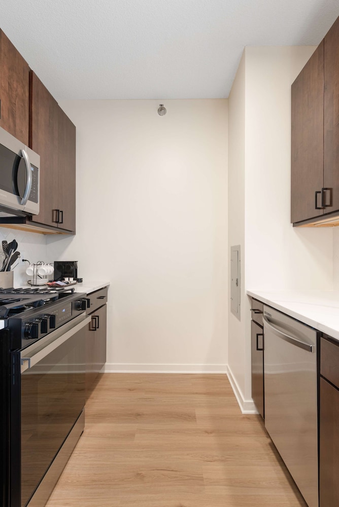 Brand-new 3BR City Views Prime West Loop Spot