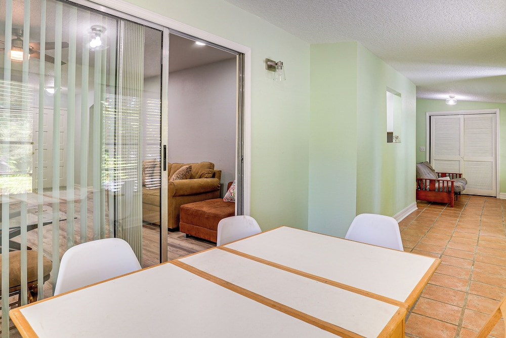 Group Getaway w/ Deck & Yard in Lakeland!