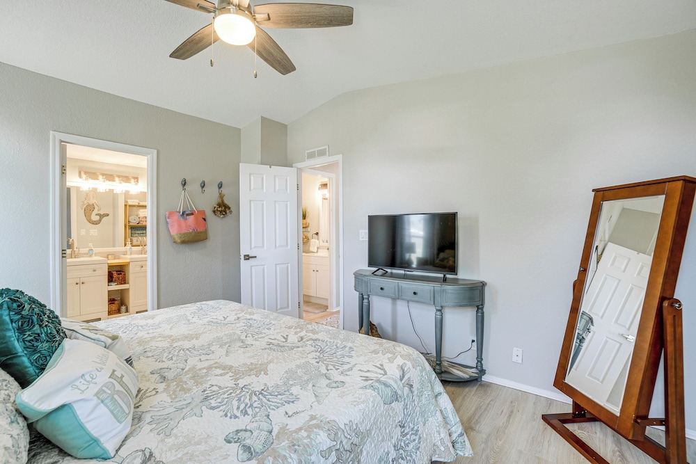 Tee Off & Soak Up Sun! Airy Englewood Gem w/ Yard