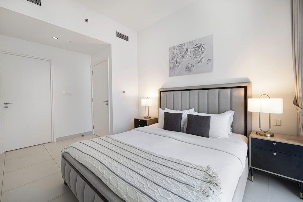 Burj Crown Lux Apartment by Dubai Mall