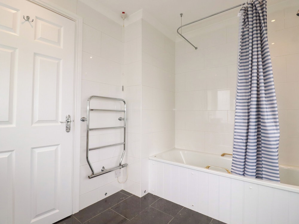 6 Trelawney Court