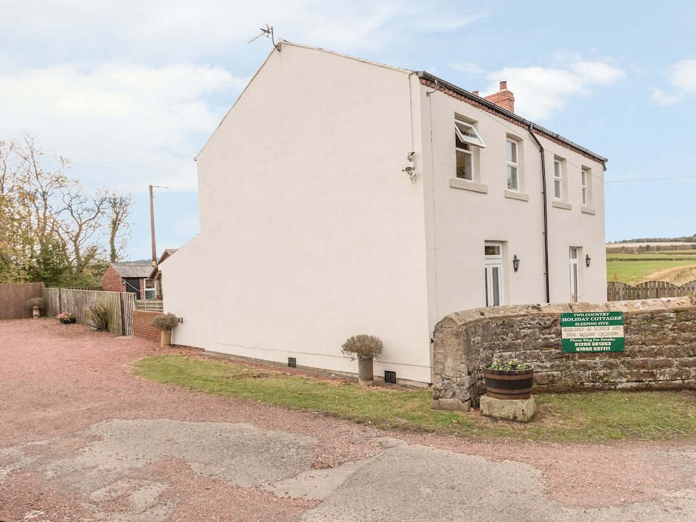 Berwick-upon-Tweed Vacations - St Cuthbert's Cottage - Property Image 2