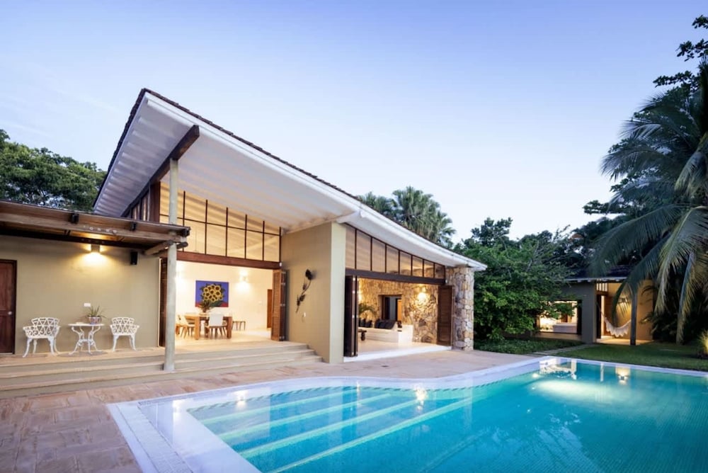w Spacious 5BR Villa at Mesa de Yeguas