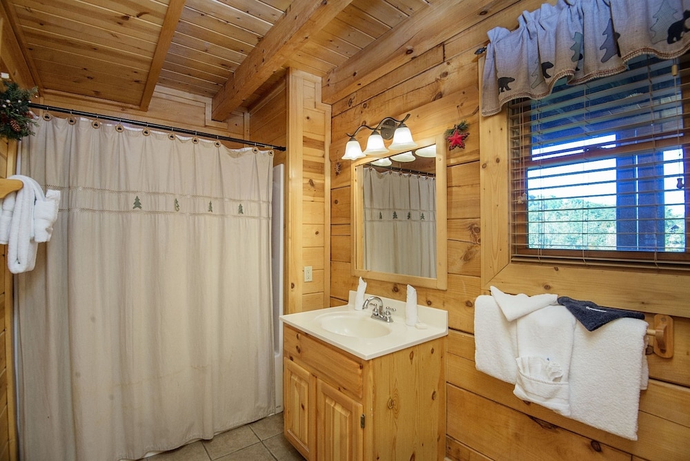 Er 244 â Black Hawk Hideaway Great Location â Close To Town! 2 Bedroom Cabin by RedAwning view 5