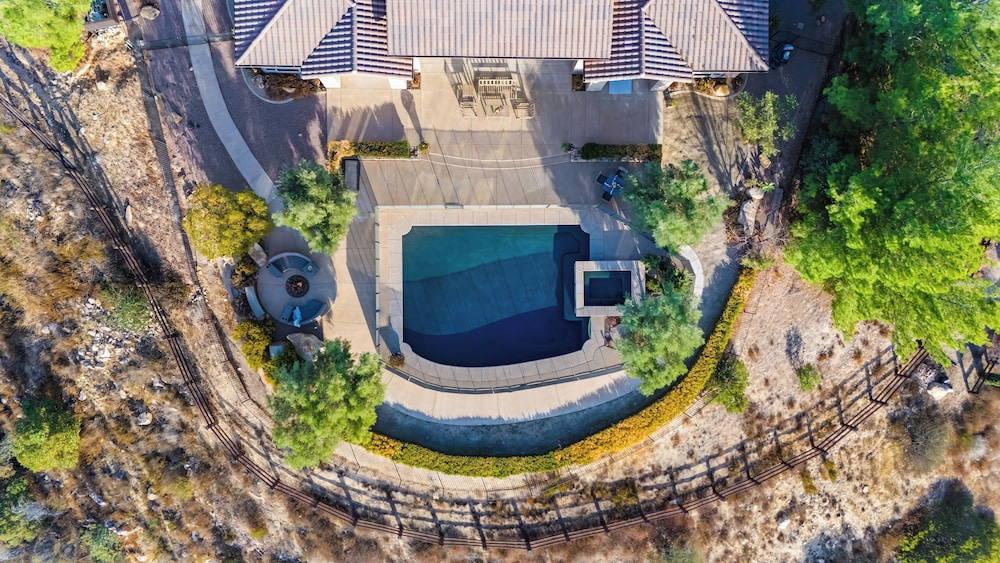 Hilltop Estate w/ Pool, Hot Tub, Fire Pit, Views Cleveland Vista by Avantstay