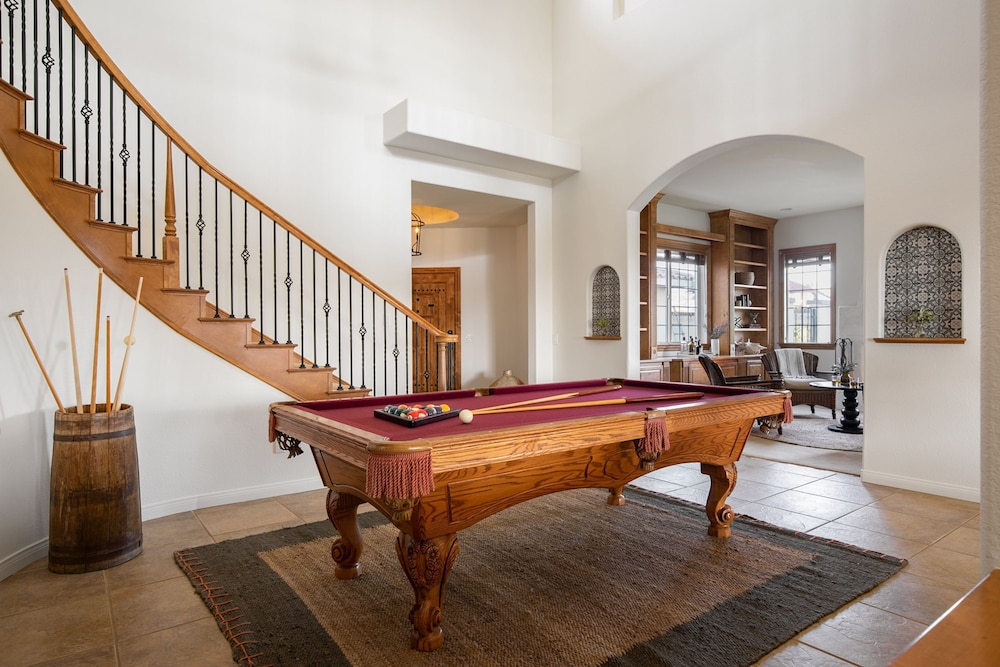 Villa Verdot by Avantstay Spectacular 6 BR Estate w Pool Hot Tub Tennis B-ball Courts