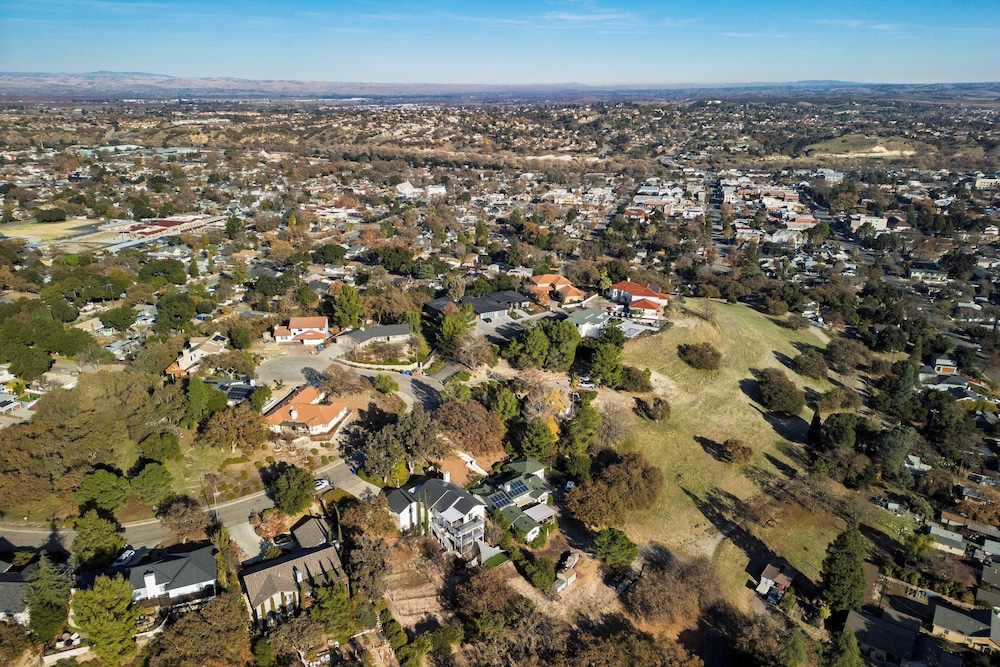 Terrace Hill Modern Paso Robles Escape Near Wineries, Dining, and Hot Springs