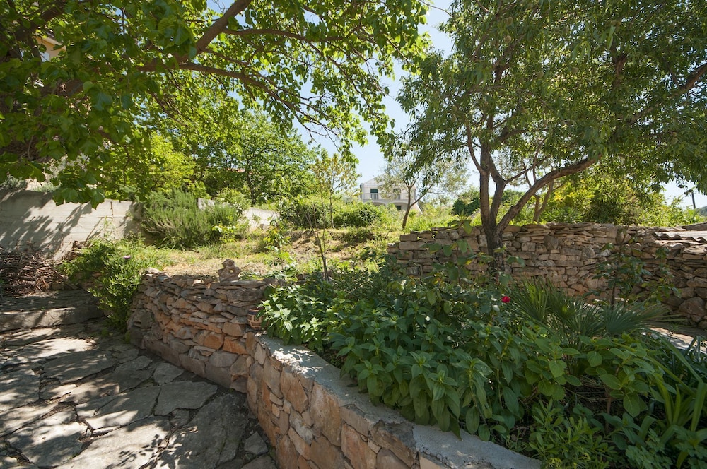 Mira - Great Location & Free Bbq - A2 view 2