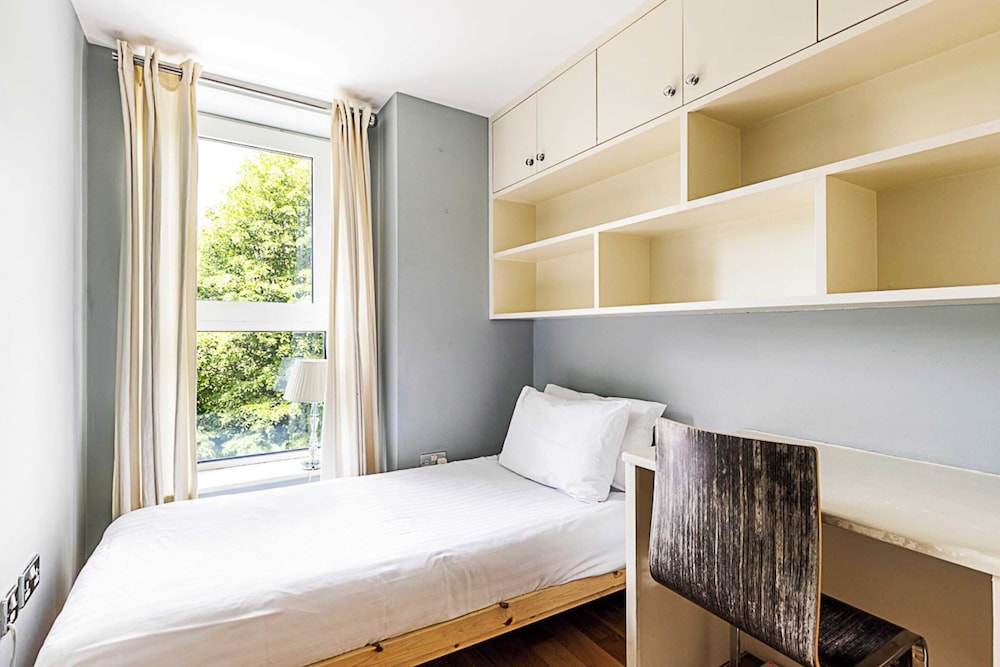 Spacious Modern Flat in Chelsea Harbour view 4