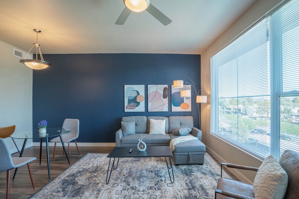 ROVE LIVING/KL - V on Broadway