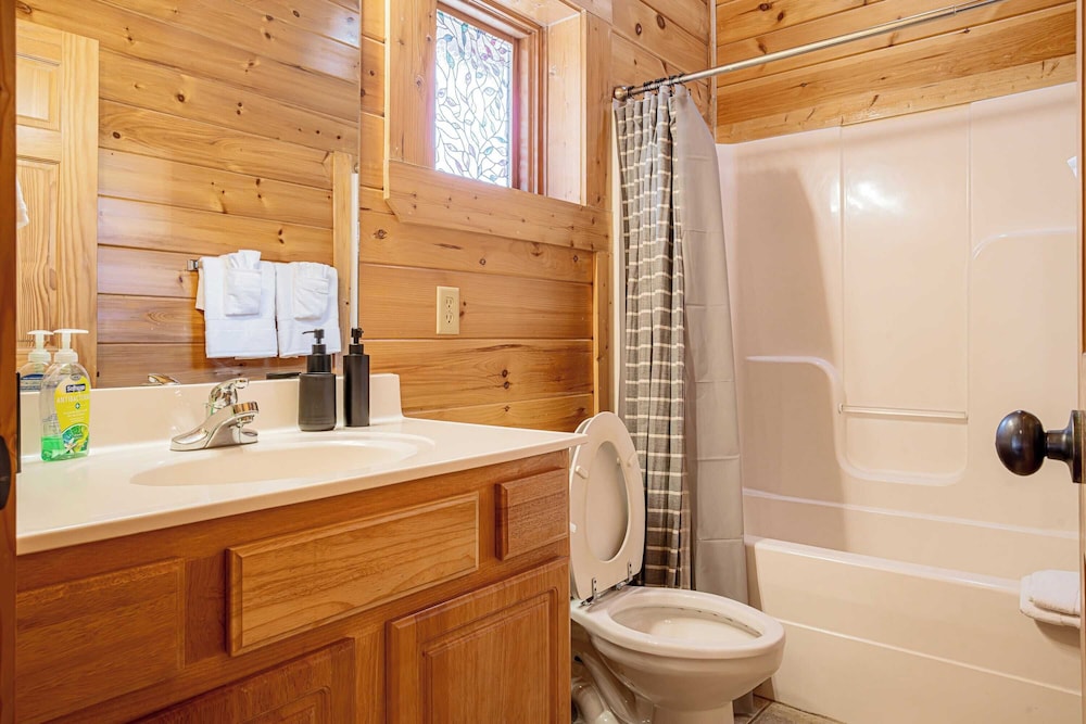 Bear Creek Way by Avantstay Hot Tub, Game Room, Air Hockey, Near Dollywood & Smoky Trails