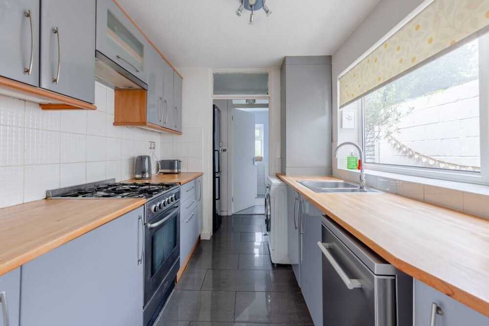 Homely and Spacious 2 Bedroom House - Stratford