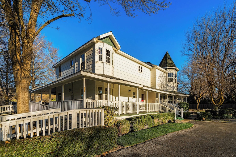 Victorian Manor In Paso Robles Wine Country + Pool, Hot Tub, Firepit, Tennis Court Sleeps 28