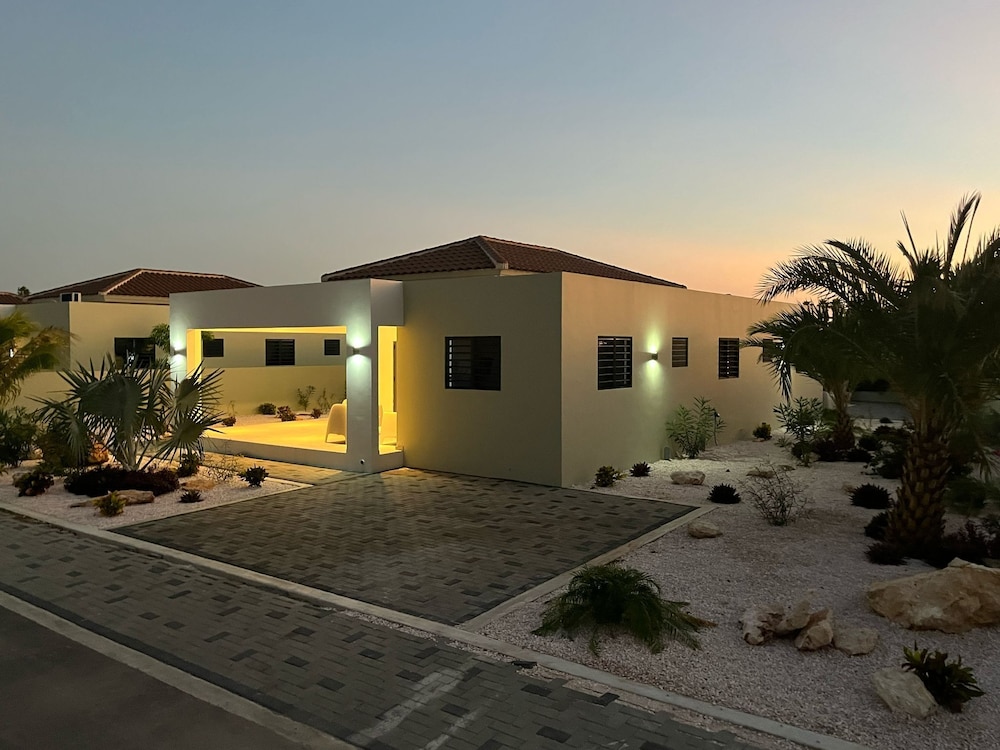 Villa Paradise with pool at mambo beach