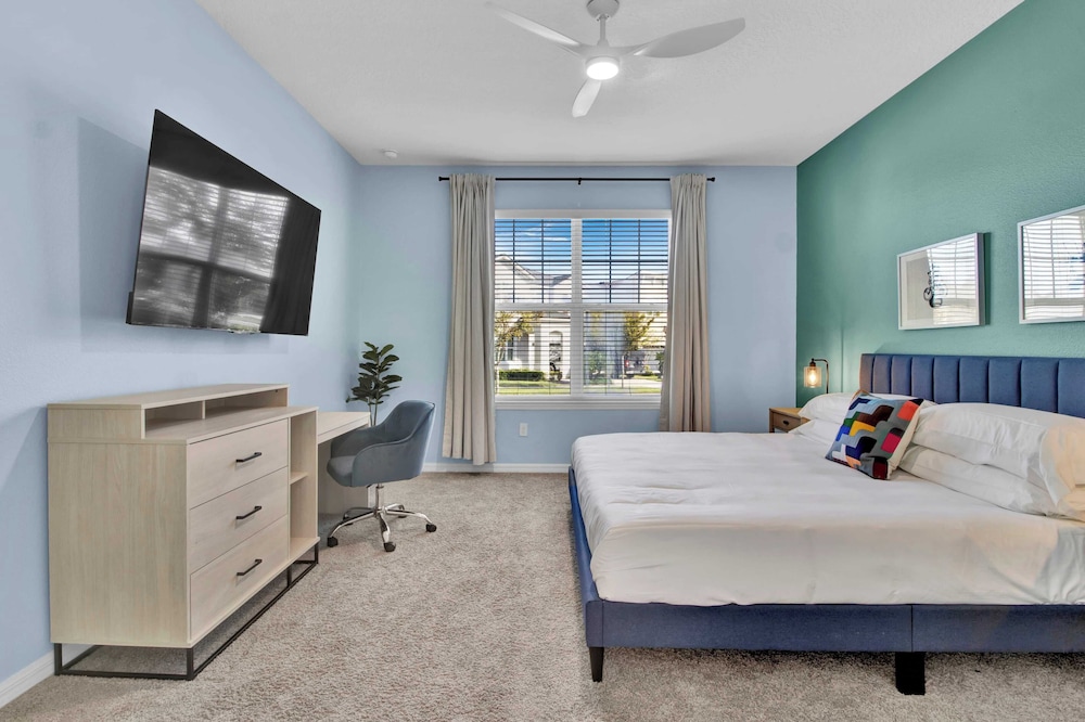 Sleeps 20! 9bdr, Star Wars-themed Game Room, Pool, Hot Tub Nassau by Avantstay