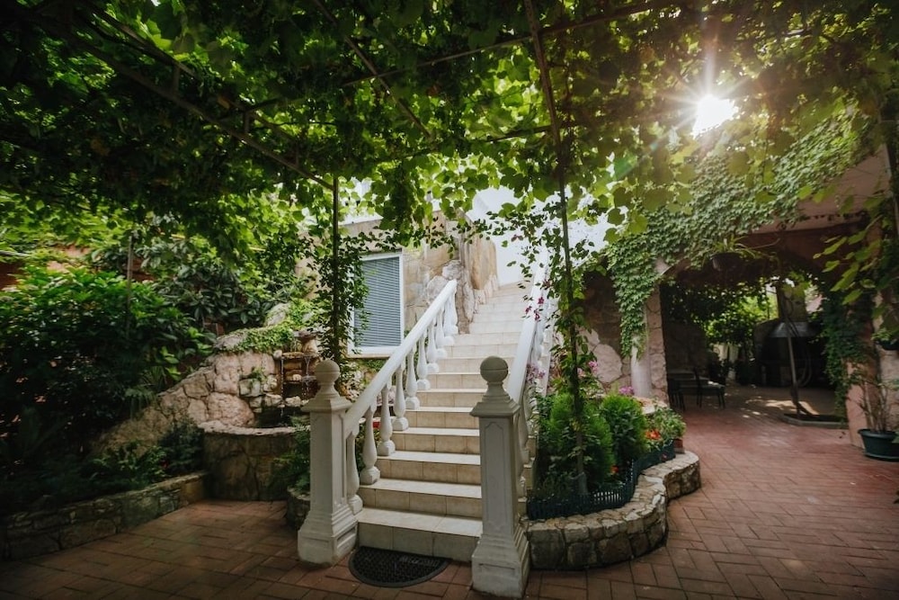 Laura Guest House