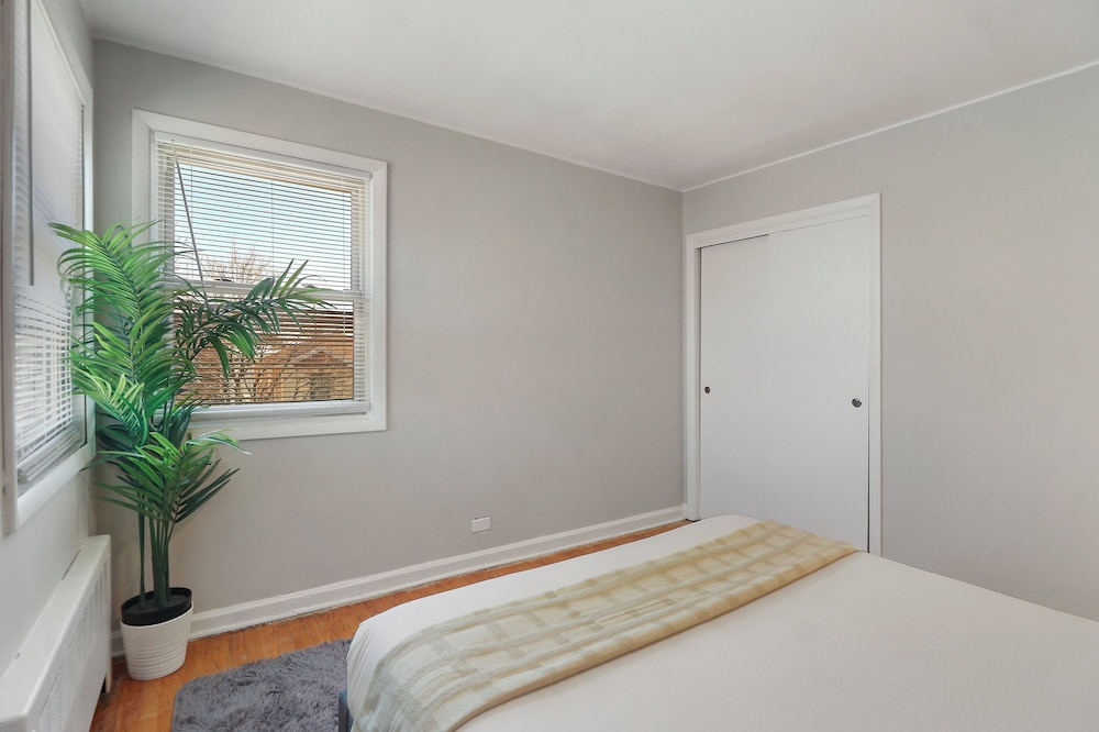 Cozy 2BR Apt Near Parks - Kimball A2