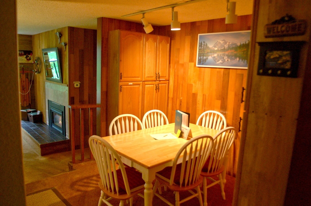 Snowater Condo #84 - Large Condo With Private Sauna and Soaker tub