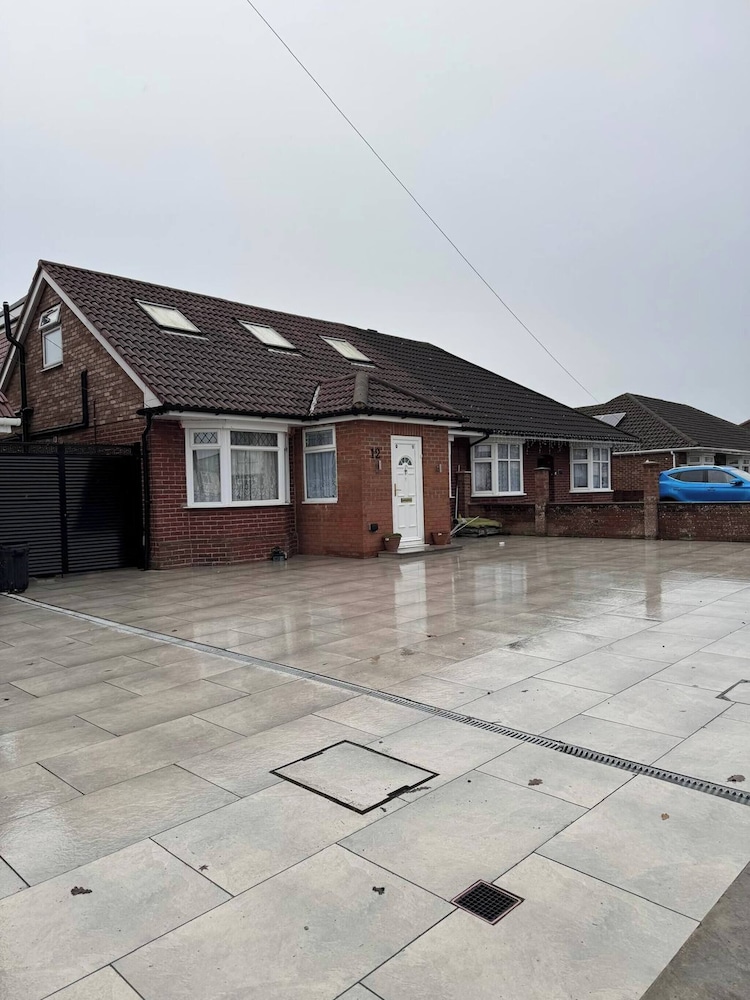 Spacious 4-bedroom Home in Ashford, Kent - Perfect for Families and Groups