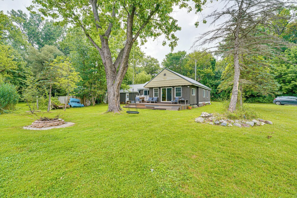 Walk to Cranberry Lake: Quaint Family Cottage