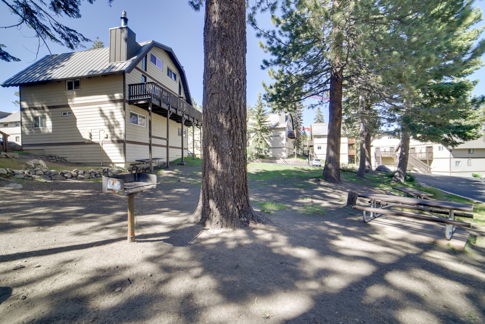Hotel Mammoth Lakes Condo w/ Fireplace & Mountain Views - Image 1