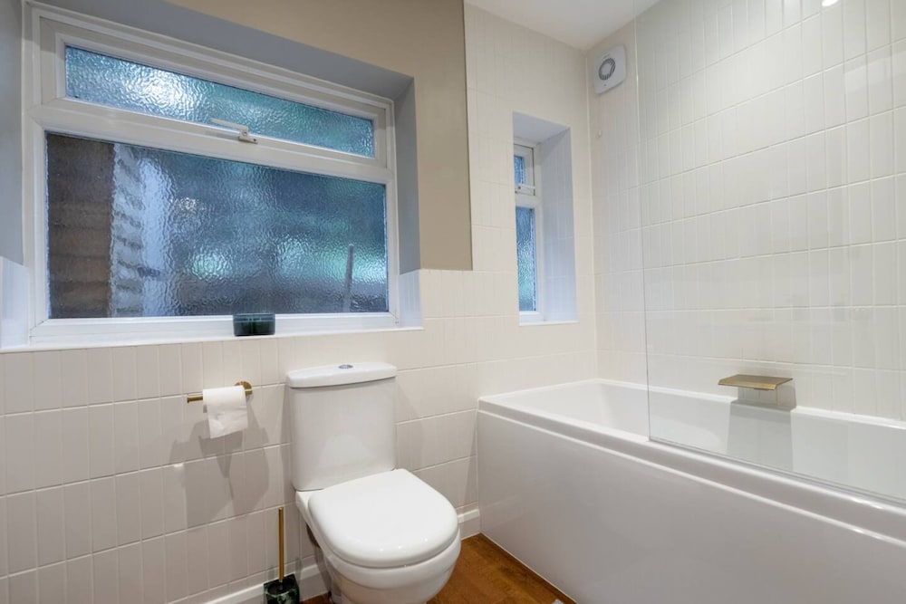 Charming 1 Bedroom Apartment in Shepherds Bush With Patio Area