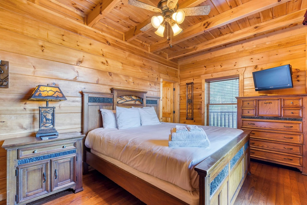 Luxury Cabin w/ Elevator, Theater & Hot Tub Near Dollywood Smoky Vista Lodge