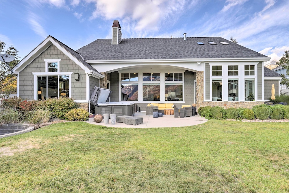 Luxe Sandy Home w/ Hot Tub: 9 Mi to Skiing!