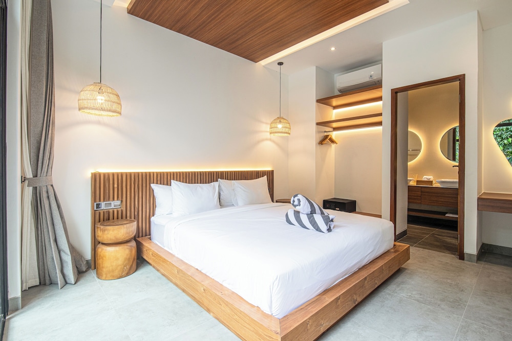 Elegant 5BR Canggu Villa 400m to Pristine Beach