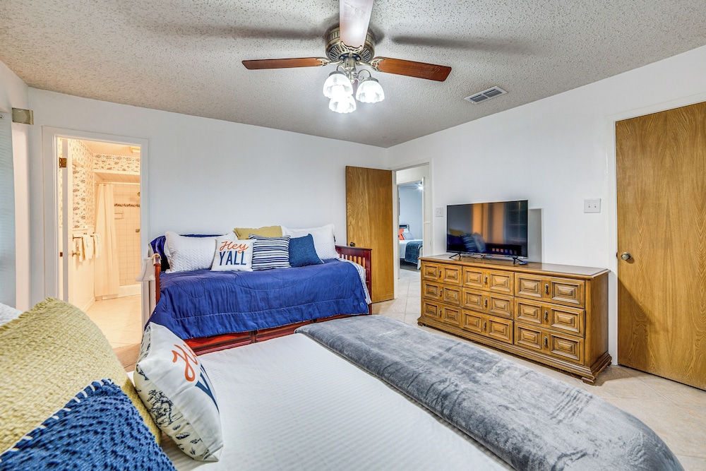 Family Getaway on 4 Acres in Mineola!