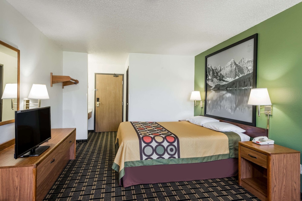 Super 8 by Wyndham Coshocton Roscoe Village