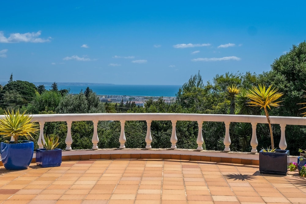Vale Verde in Lagos With 6 Bedrooms and 4 Bathrooms
