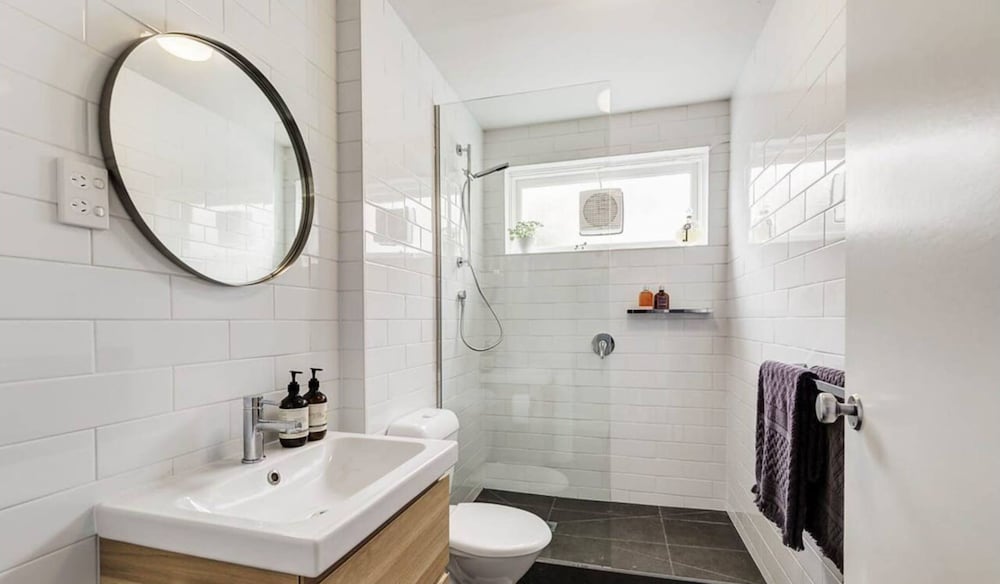 Well-appointed Sunny 2 Bedroom Apartment in Northcote With Parking