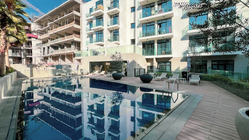 Relaxing & Bright 1BR in JVC