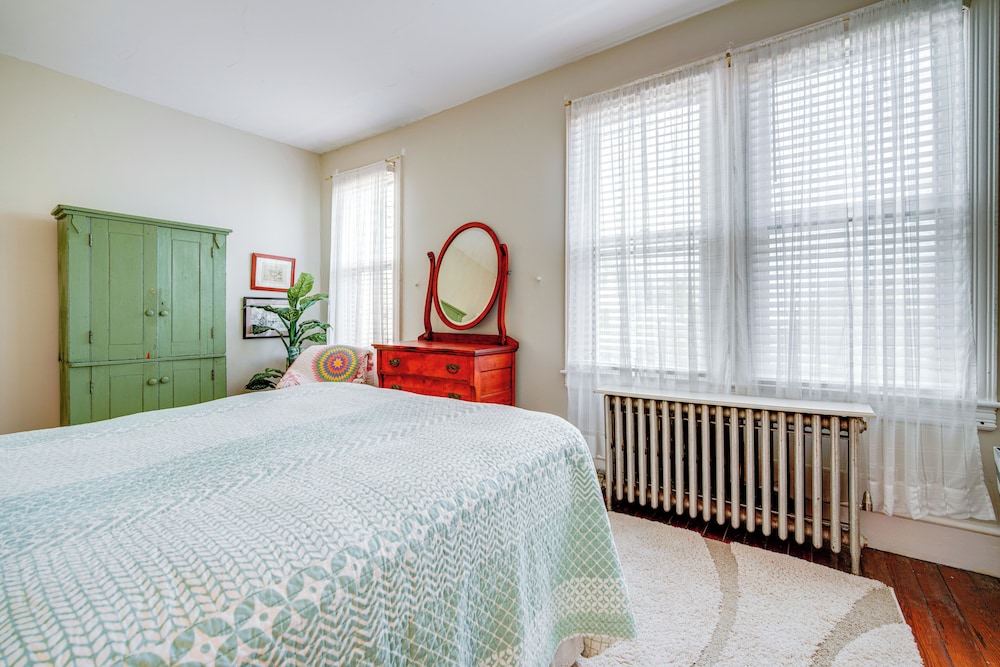 Walk to Beach: Cape May Home w/ Screened Patio!