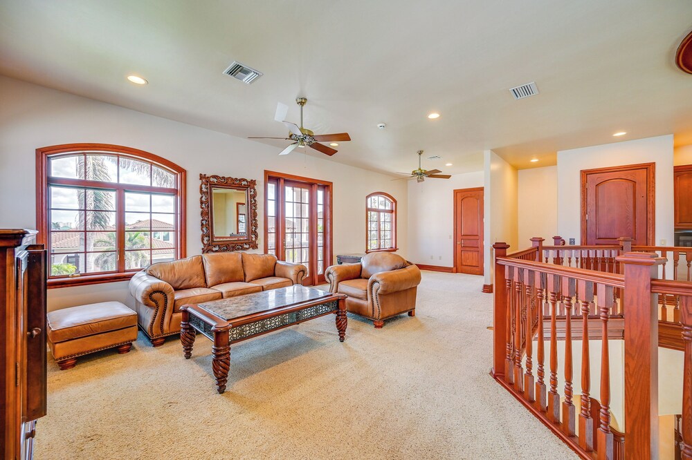 Waterfront Stunner: Effortless Elegance in Naples!