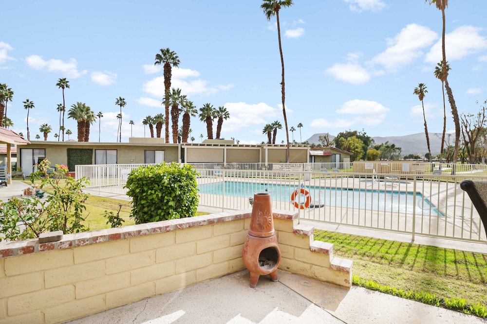 2BR 2BA Charming Cathedral City Condo With Territorial Views