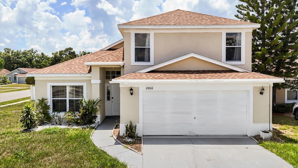 Upstay: Bright Family-friendly Retreat With Patio