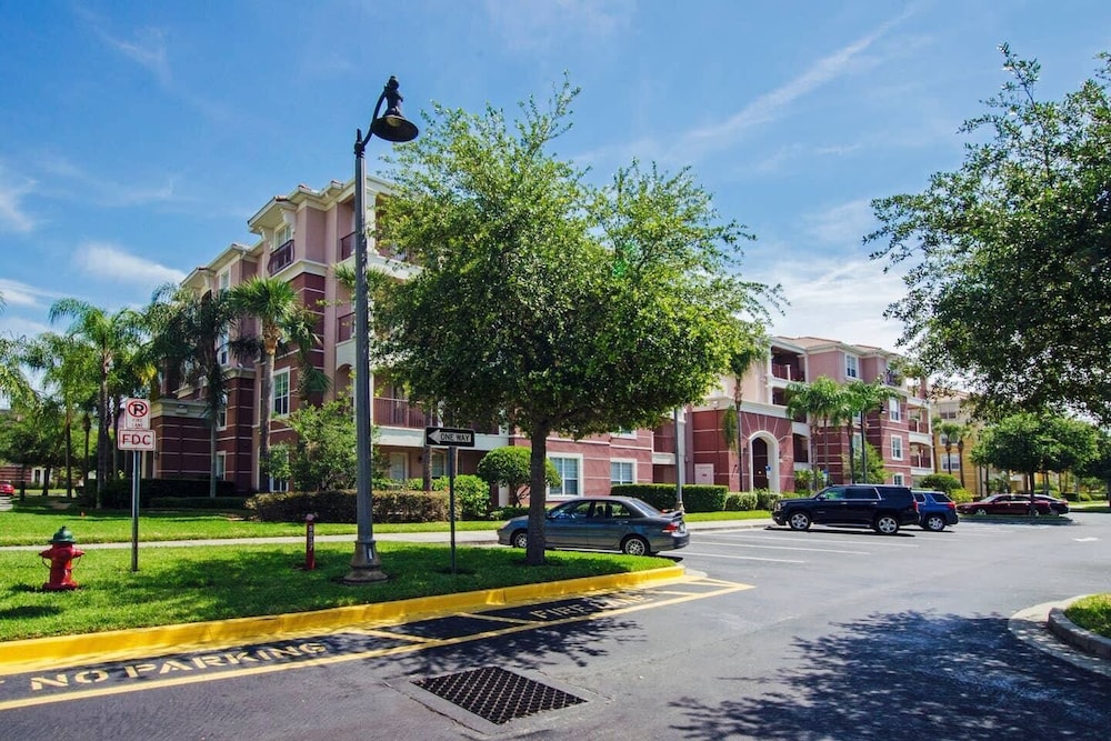 Stylish and Contemporary Vista Cay Hideaway - Lake View 3bd/2ba #3vc4126