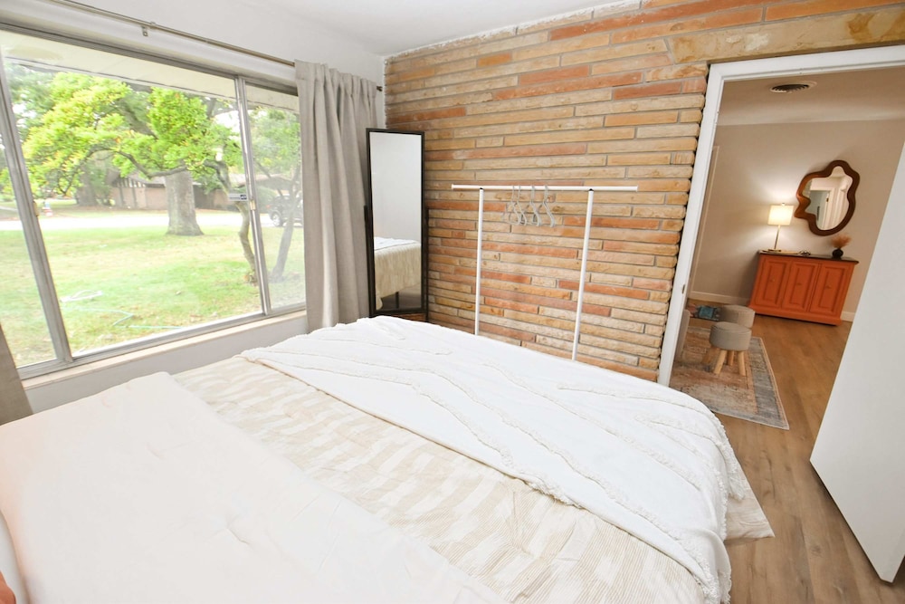 Mid Century Modern With Modern Touches 10 min Walk to Notre Dame 1831