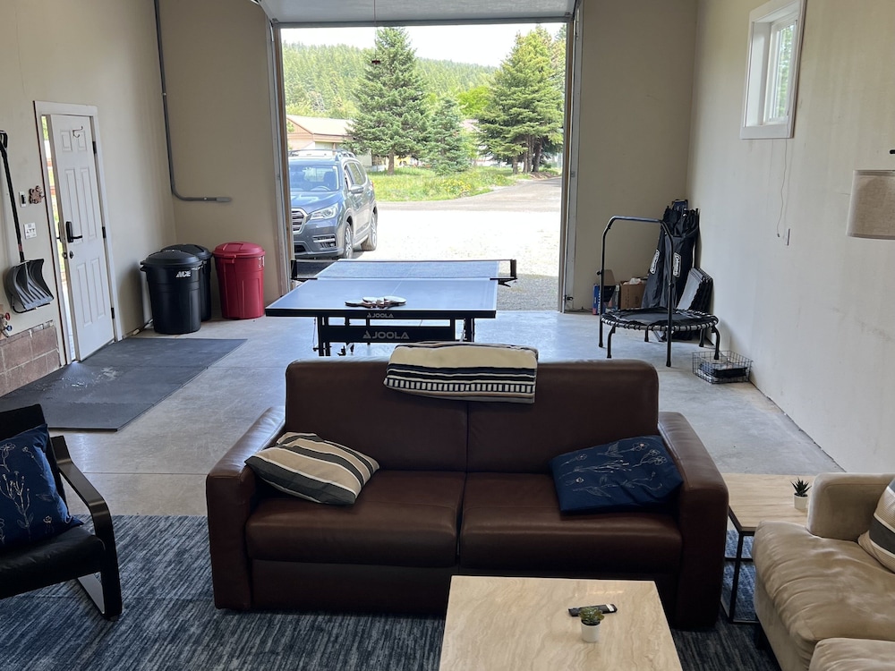 Mountain Retreat With Hot Tub, Game Room And Yard 3 Bedroom Home