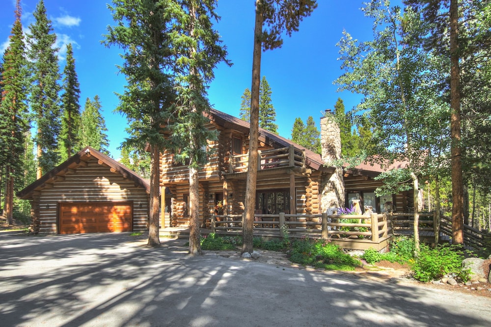 Bear Lodge 6 Bedroom Home by RedAwning