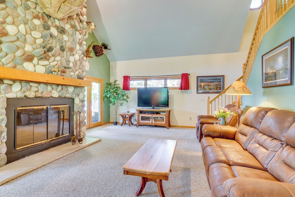 Gorgeous Lake Arbutus Getaway w/ Dock & Boat House